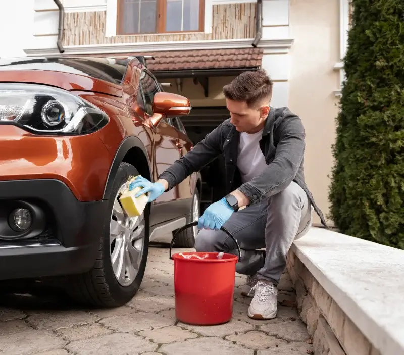 Lavage auto à domicile Perche en Nocé : professionnel intervenant sur un véhicule